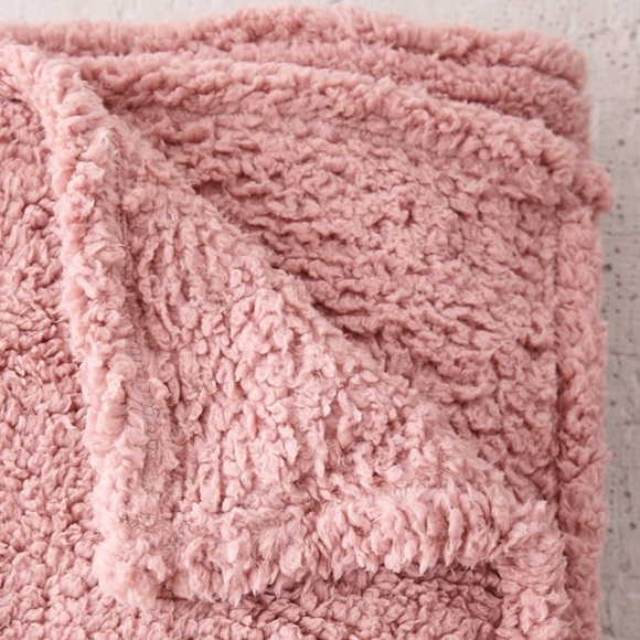 UO Amped fleece mauve blanket, 60x71. - Picture 3 of 8